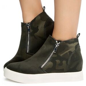 Soda Taylor green camo print zip up sneakers wedge shoes 8.5 booties high tops